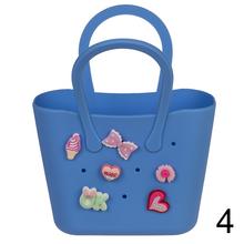 Kabelka s príveskom v rôznych farbách.