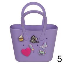 Kabelka s príveskom v rôznych farbách.