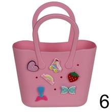 Kabelka s príveskom v rôznych farbách.