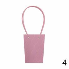 Rôzne farebné tašky na kvety s dlhými uchami.