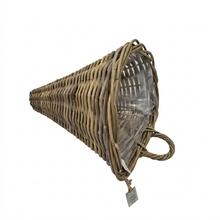 Závesný kôš z ratanového prútia v sivej farbe.