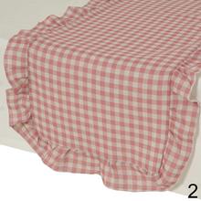 Obrus polyes volán v troch farbách: ružová, zelená a žltá.