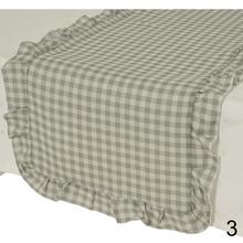 Obrus polyes volán v troch farbách: ružová, zelená a žltá.