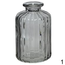 Sada sklenených váz rôznych tvarov a farieb.