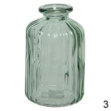 Sada sklenených váz rôznych tvarov a farieb.