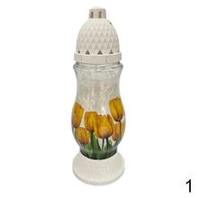 Náhrobné sviečky s tulipánmi v červenej a žltej farbe.