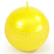 Žlutá vánoční svíčka s glitry ve tvaru koule.