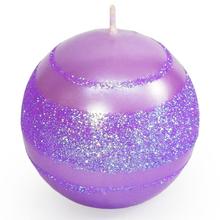 Fialová vánoční svíčka s glitrem ve tvaru koule.