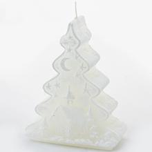 Bílá vánoční svíčka ve tvaru stromečku.