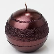 Hnědá vánoční svíčka ve tvaru koule s glitrem.