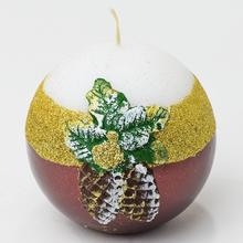 Vánoční svíčka ve tvaru šišky, hnědá s bílým a zlatým vrškem.