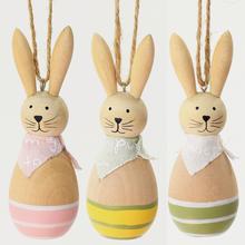 Závěsný dřevěný zajíc v mixu barev.