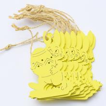 Žluté dřevěné výřezy zajíce a vajíčka k zavěšení.