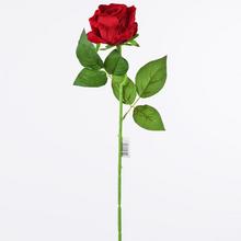Umělá růže v červené barvě s listy.