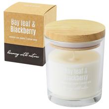 Svíčka s vůní bobkového listu a ostružiny ve skleněném obalu.