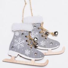 Dřevěné brusle šedé s bílými sněhovými vločkami a zvonečky.