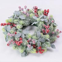 Vánoční věnec s chvojím a bobulemi, průměr 30 cm.