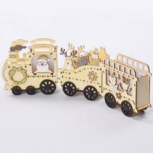 LED dřevěný vlak v přírodní barvě s vánočními motivy.