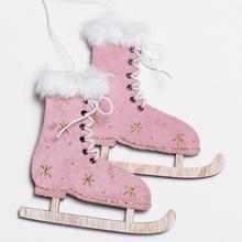 Růžové dřevěné brusle s bílou kožešinou a zlatými hvězdami.