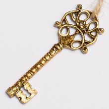 Zlatý poly klíč na dekoraci.