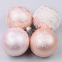 Sada skleněných vánočních koulí v růžové a bílé barvě.