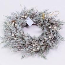 Vánoční věnec s mixem zeleně a dekoracemi.