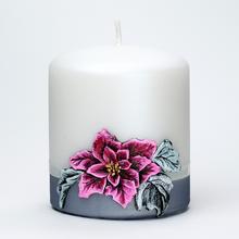 Vánoční svíčka hvězda v šedém provedení s květinovou dekorací.