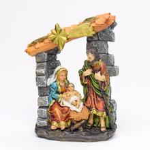 Vánoční betlém s postavami Panny Marie, Josefa a Ježíška.