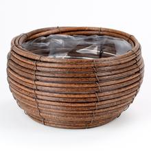 Hnědý plastový obal s umělým proutím.