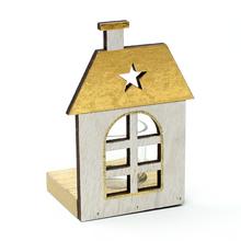 Zlatý dřevěný svícen ve tvaru domečku.