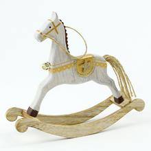 Houpací koník z přírodního dřeva.