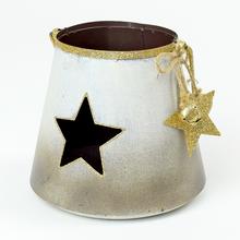 Lampion s výřezem hvězdy, bílý a hnědý kovový design.