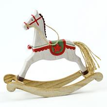 Houpací koník ze dřeva s červenými a zelenými detaily.