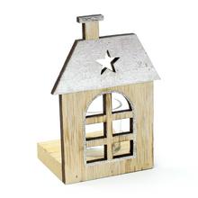 Dřevěný svícen ve tvaru domečku s hvězdou.