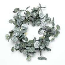 Vánoční věnec z eukalyptu o průměru 42 cm.