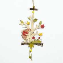 Závěs strom ježek ze dřeva s podzimními listy a houbami.