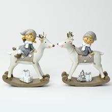 Dvě děti na sobech s dárky, vánoční dekorace.