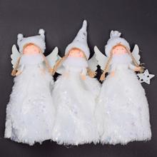 Bílý stojící anděl s detaily v bílé barvě.