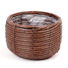 Hnědý plastový obal s umělým proutím.