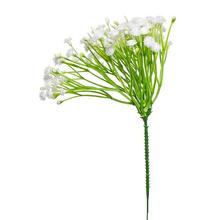 Bílý zápich gypsomila s květy.