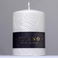 Bílá vánoční svíčka TIVANO s ornamentem.