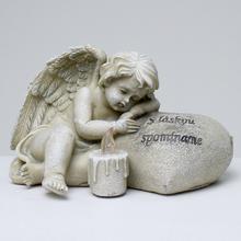 Smutný anděl u srdce s LED světlem a českým nápisem 'VZPOMÍNAME'.