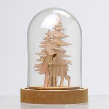 Vánoční dekorace LED domeček s jelenem a stromem ve skleněné kupoli.