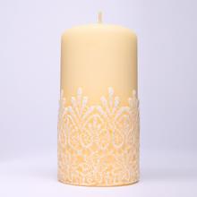 Svatební svíčka v krémové barvě s ornamentálním vzorem.