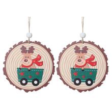 Dřevěné závěsy s motivem jelena v zeleném vozíku.