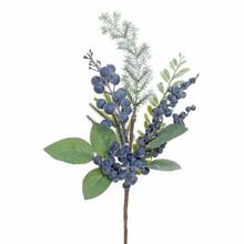 Umělá větvička se zelenými listy a modrými bobulemi.