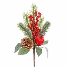 Umělý věnec s červenými bobulemi, jablkem a šiškou.