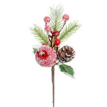 Umělá větvička se zasněženou jedlí a červenými bobulemi.