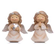 Dekorační andělé v béžové barvě se stříbrnými detaily.