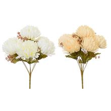 Kytice chryzantém v bílé a krémové barvě.